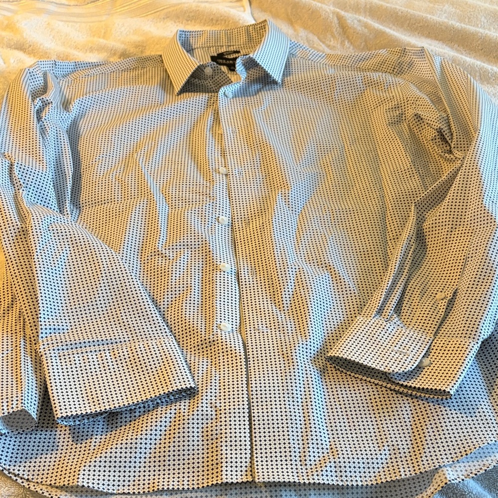 Kenneth Cole Light Blue Patterned Button Down Shirt. In new condition!